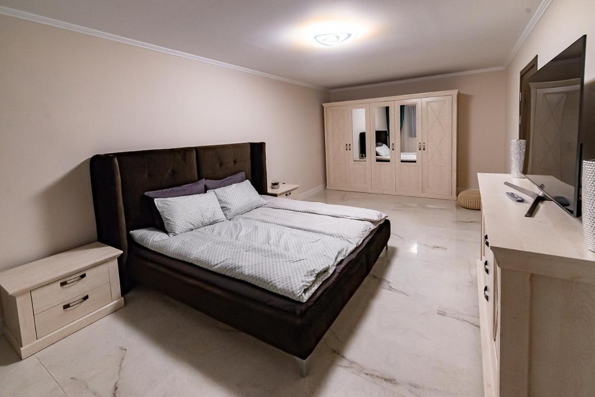 Moky Rezident 2 Apartment Arad Ngoại thất bức ảnh
